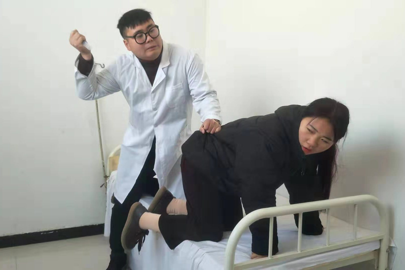 美女打针遇奇葩男医生打完发现针头还在屁股上美女被整哭