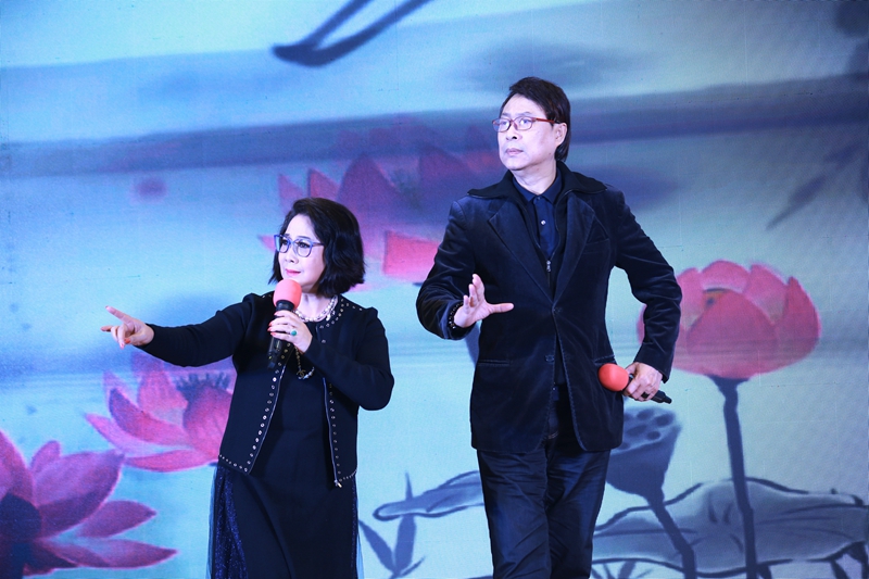 图为梁耀安和郭凤女对唱粤曲《梦会太湖》