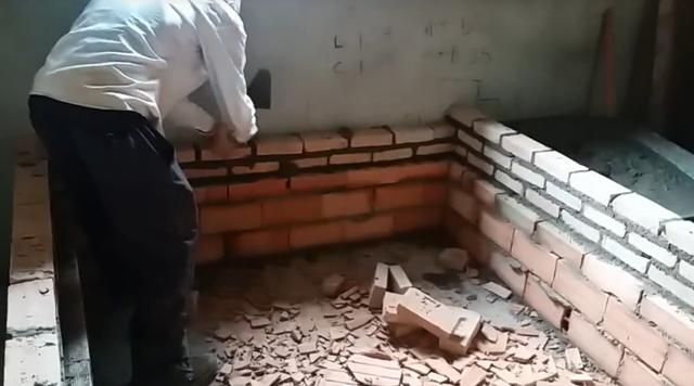 建造红砖时,应均匀涂抹水泥砂浆,砖块之间要利用水泥砂浆填实压紧.