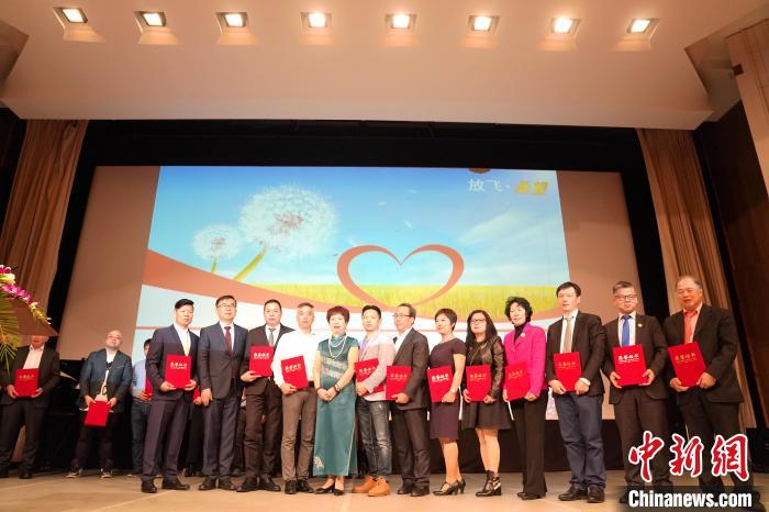 获得荣誉证书的旅德华侨华人公益模范合影 彭大伟 摄  责任编辑:王