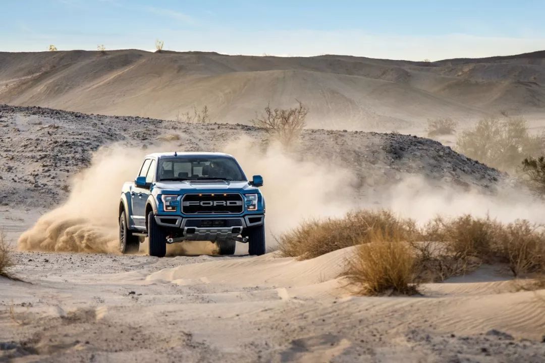 在传统的美式暴力高性能皮卡面前,特斯拉cybertruck显得