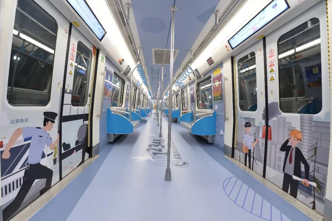 西南首列"宪法号"地铁专列上线!