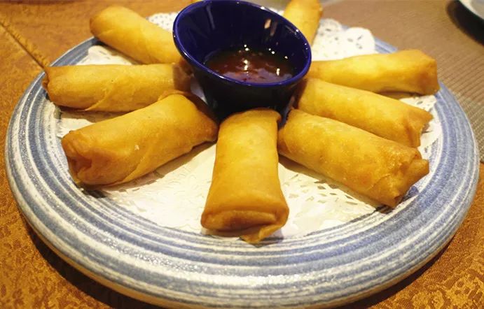 套餐包含:冬阴功海鲜汤 香煎黄花鱼 土豆咖喱鸡 飞天通菜  春卷 水果