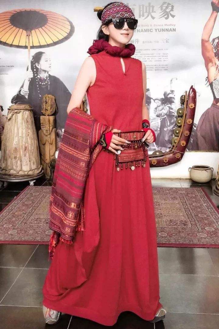 61岁杨丽萍穿民族风走机场大秀留了30年的指甲心情大好