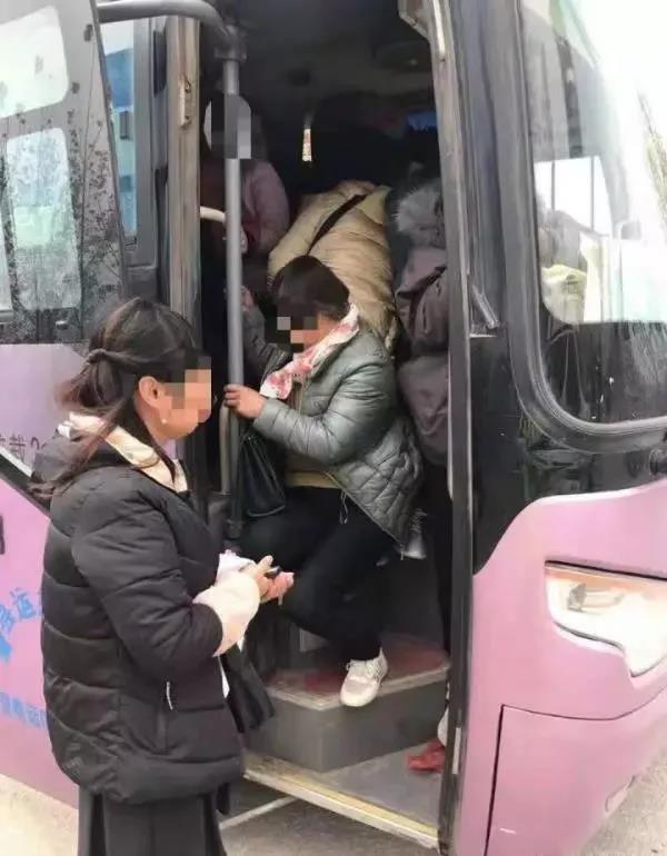 核载33人,竟装下70人!菏泽一客车超载严重,装的大多是学生.