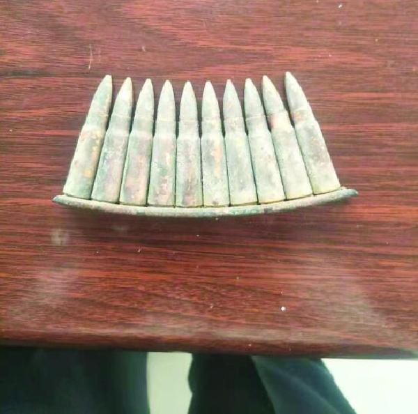 方山施工发现步枪子弹主动上交民警称赞