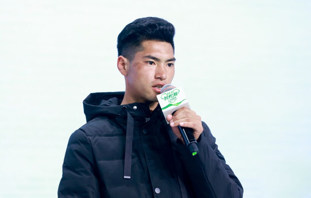 盛典上,壹基金安全家园-凉山木里显倮波乡救援队队员宋小辉来到了现场