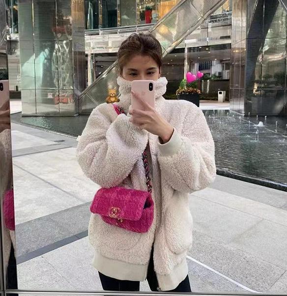 原创吴千语穿皮草背名包逛街,搭上富三代底气足,奢华生活炫不停?