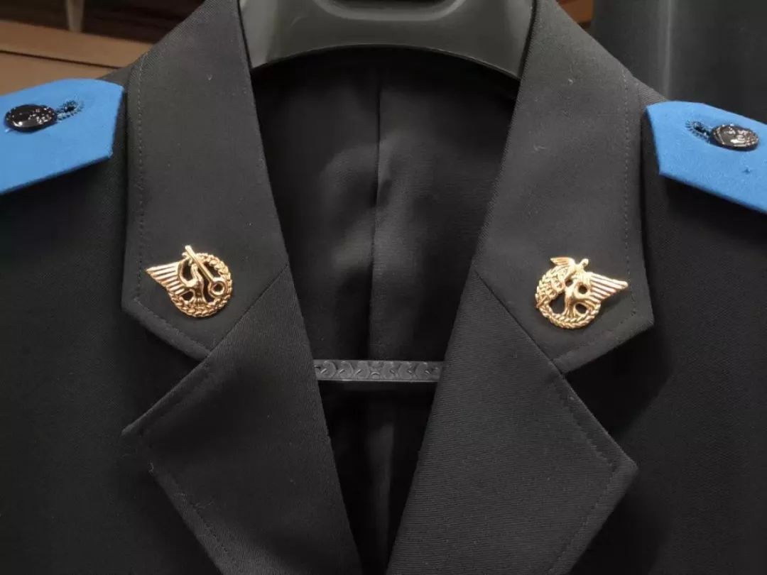 制服徽章佩戴位置图片