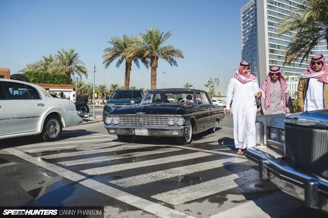 富是态度沙特阿拉伯风味的lowrider和改装车