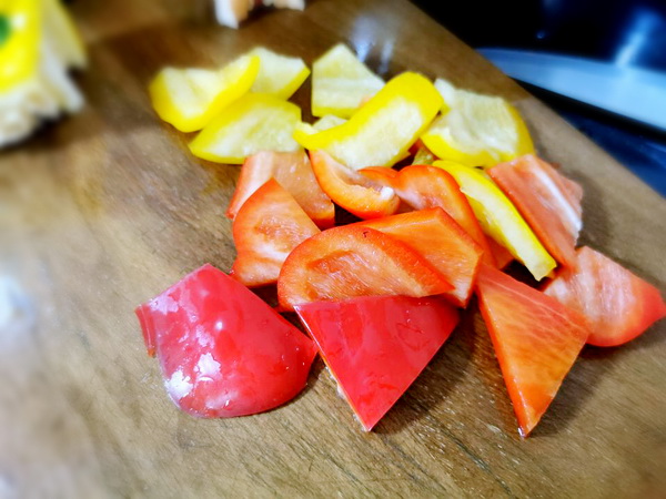 〈具体做法〉 彩椒切菱形块.排骨买回来冲洗干净并吸干表面水分.