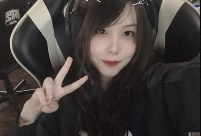 与队友分手,lol巴西女辅助微博一夜涨粉20万发自拍!最火外国人