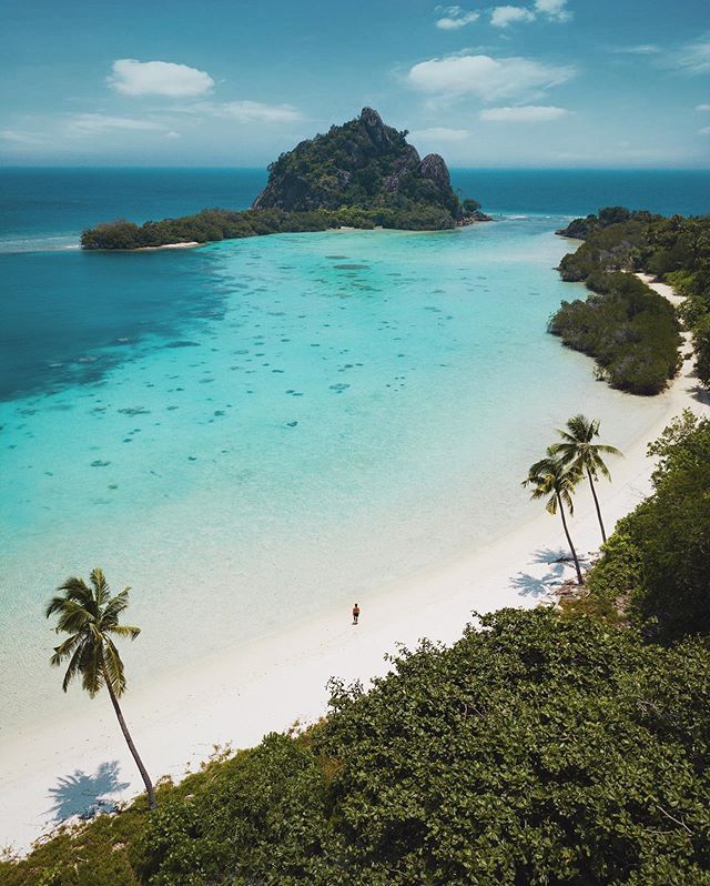 度假村所在的地点是印尼的阿南巴斯群岛,这是一片漂流在马来半岛和婆