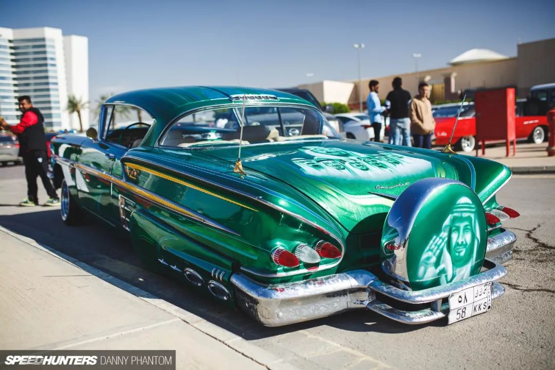 富是态度沙特阿拉伯风味的lowrider和改装车