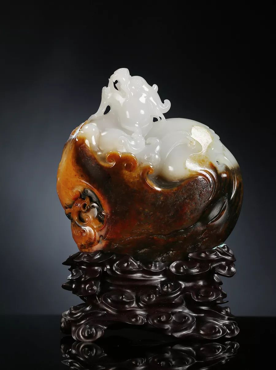 吴金星 和田玉籽料望天吼摆件