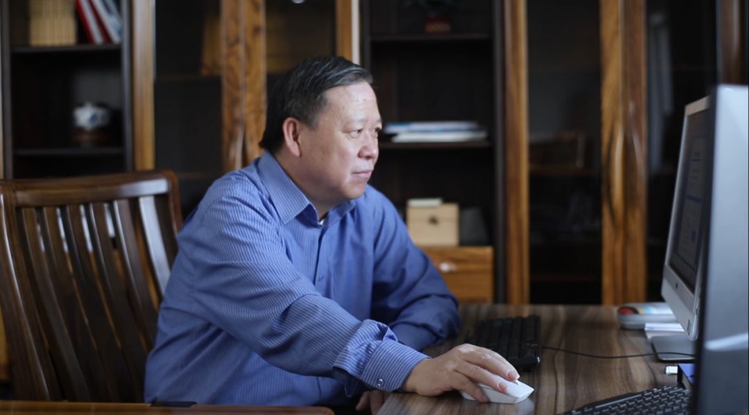 张正文,35岁便成为了英国当时最年轻的工科首席教授之一,旅英20余年