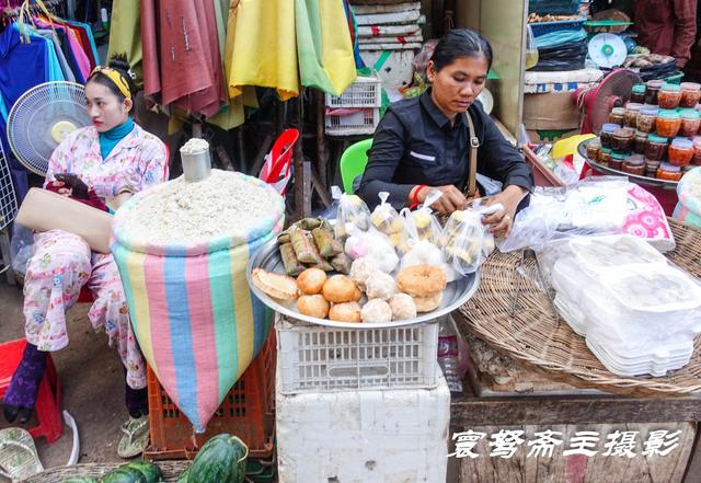 来到柬埔寨著名的吴哥窟观光旅行，欣赏名胜古迹之前先逛逛菜市场