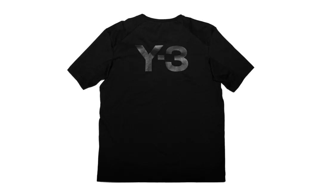 「暴走黑鸦」刺绣呼应暴走族主题,y-3 通过彩色与黑色两种色调诠释