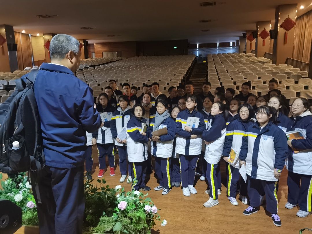 讲座结束后,同学们仍不愿离开,兰洁博士也勉励孩子