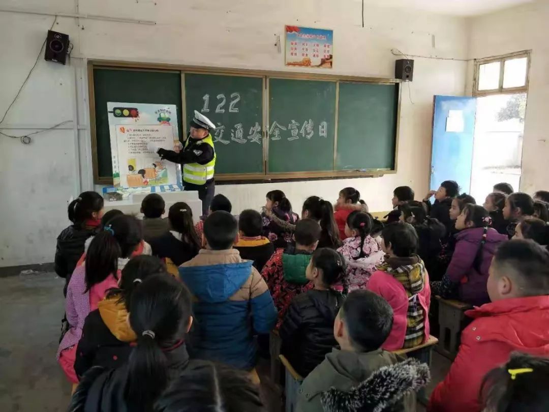 民警们先是来到烔炀镇凤凰和大花两所小学,开展交通安全宣传活动