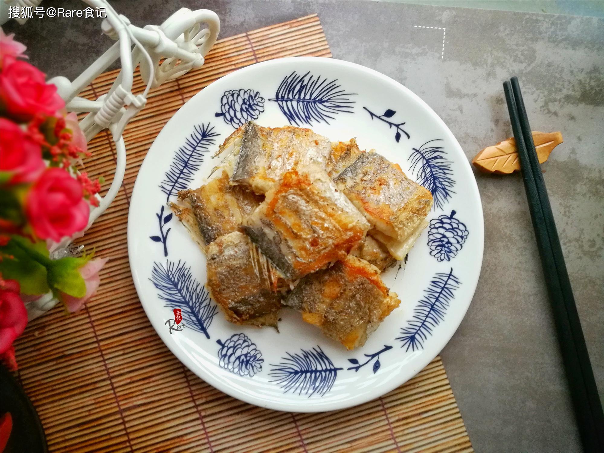 香煎带鱼时要不要热锅很重要简单不费油煎的完整又不粘锅