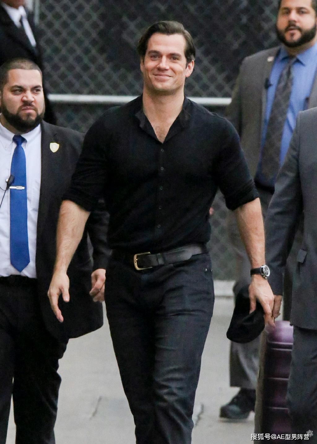 帅呆!"大超"亨利·卡维尔参加采访,为魔幻大剧《猎魔人》造势