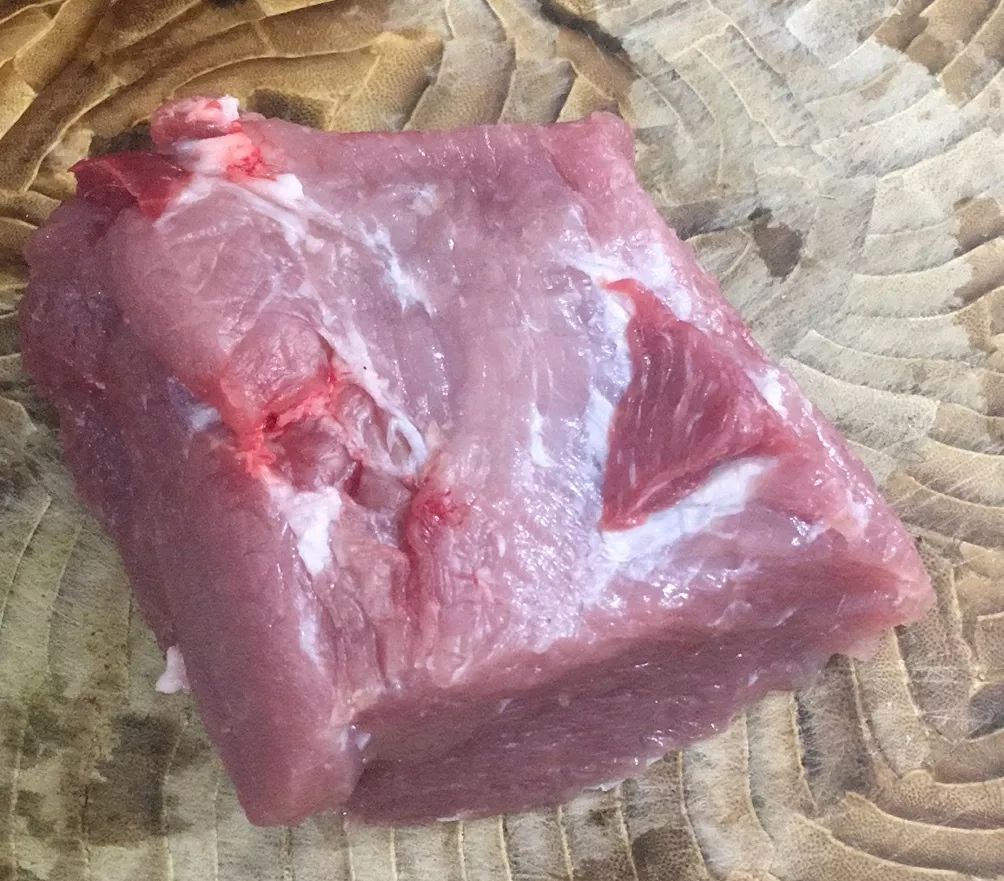 刚好小编昨日去菜场买了一斤猪肉 想象一下这么多肉 从