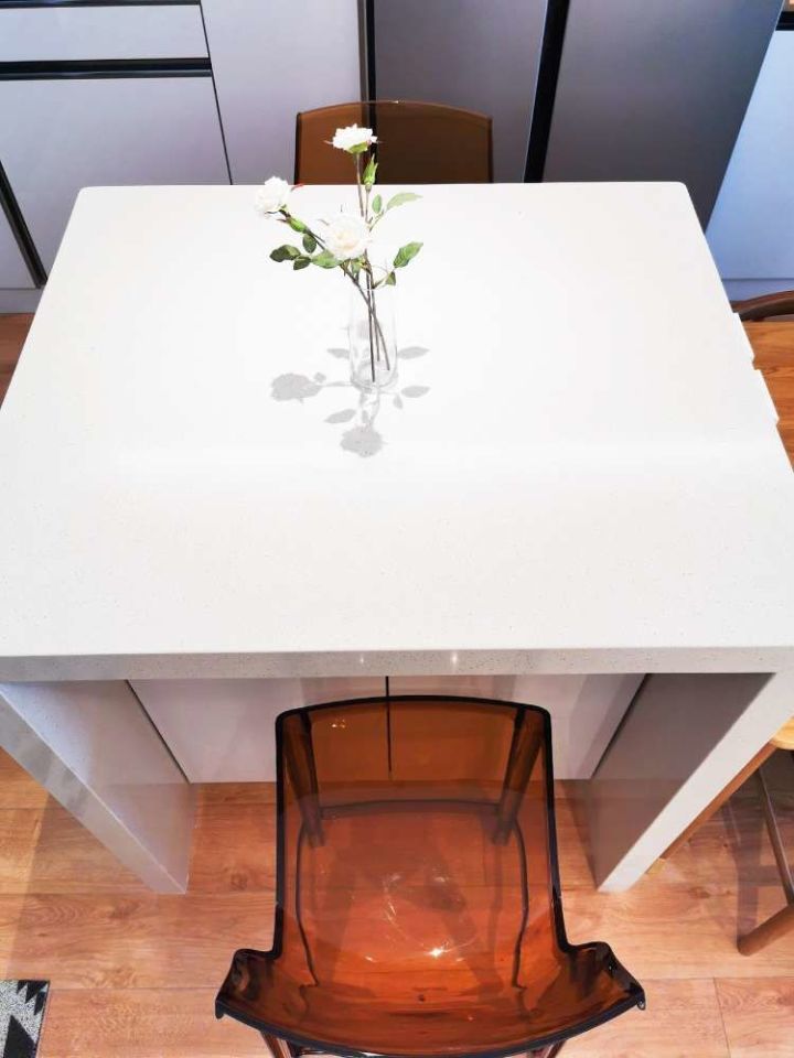 厨房:俯视吧台.