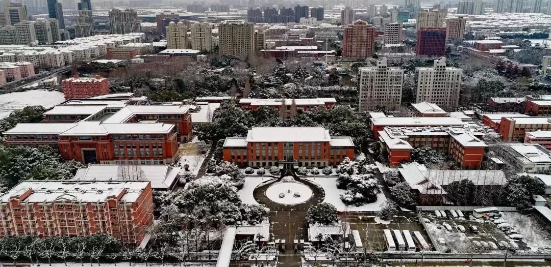 无论是徐汇校区的沧桑历史感,还是奉贤校区的活力现代感,上海应用技术