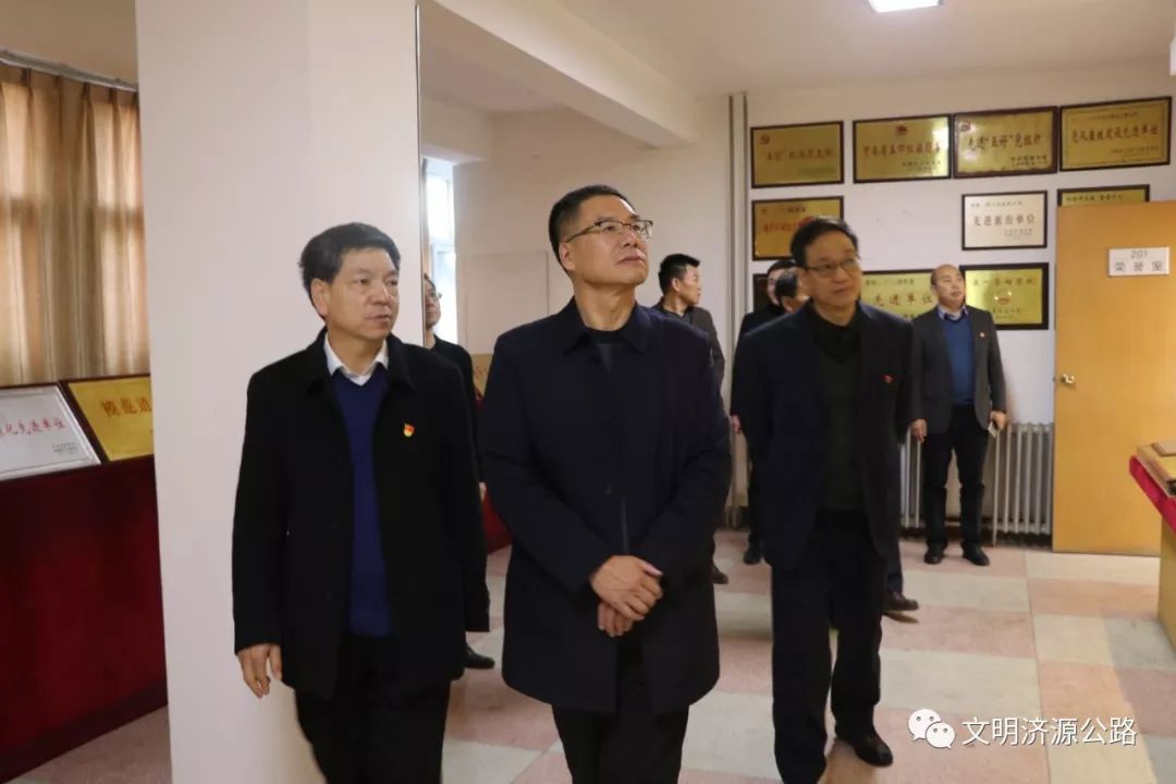 王天中局长实地观摩了我局机关文化建设,参观了干线公路路网监控指挥