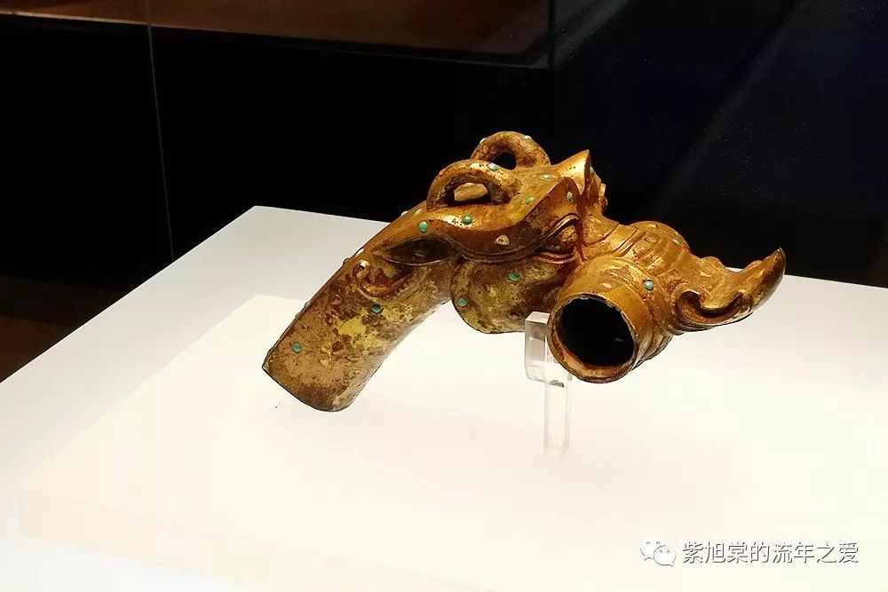 化妆品的用具出土时杯中有朱红色印迹↓窦绾铜印↓错金银镶嵌铜骰18面