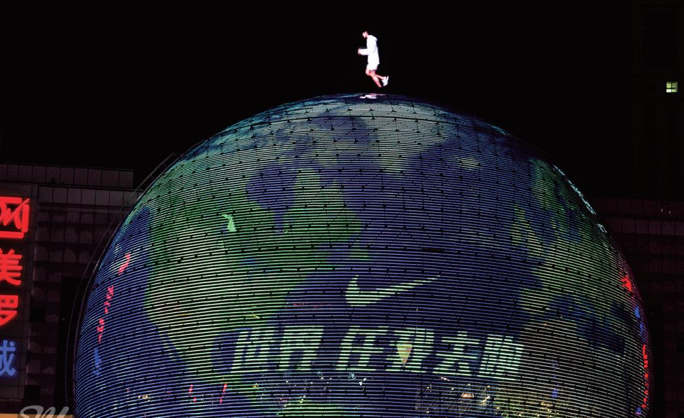 上海美罗城led"大球"上有人在跑步,邀请观者参与这场堪称"最疯狂""最