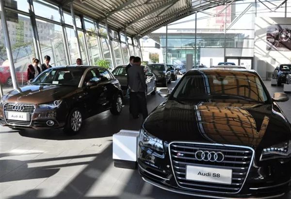 崩溃一家三口去4s店看车3岁女儿划花10辆奥迪新车