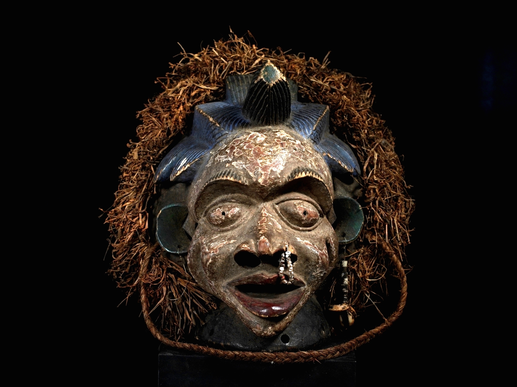 非洲雕刻艺术:人与自然神灵的对话_面具