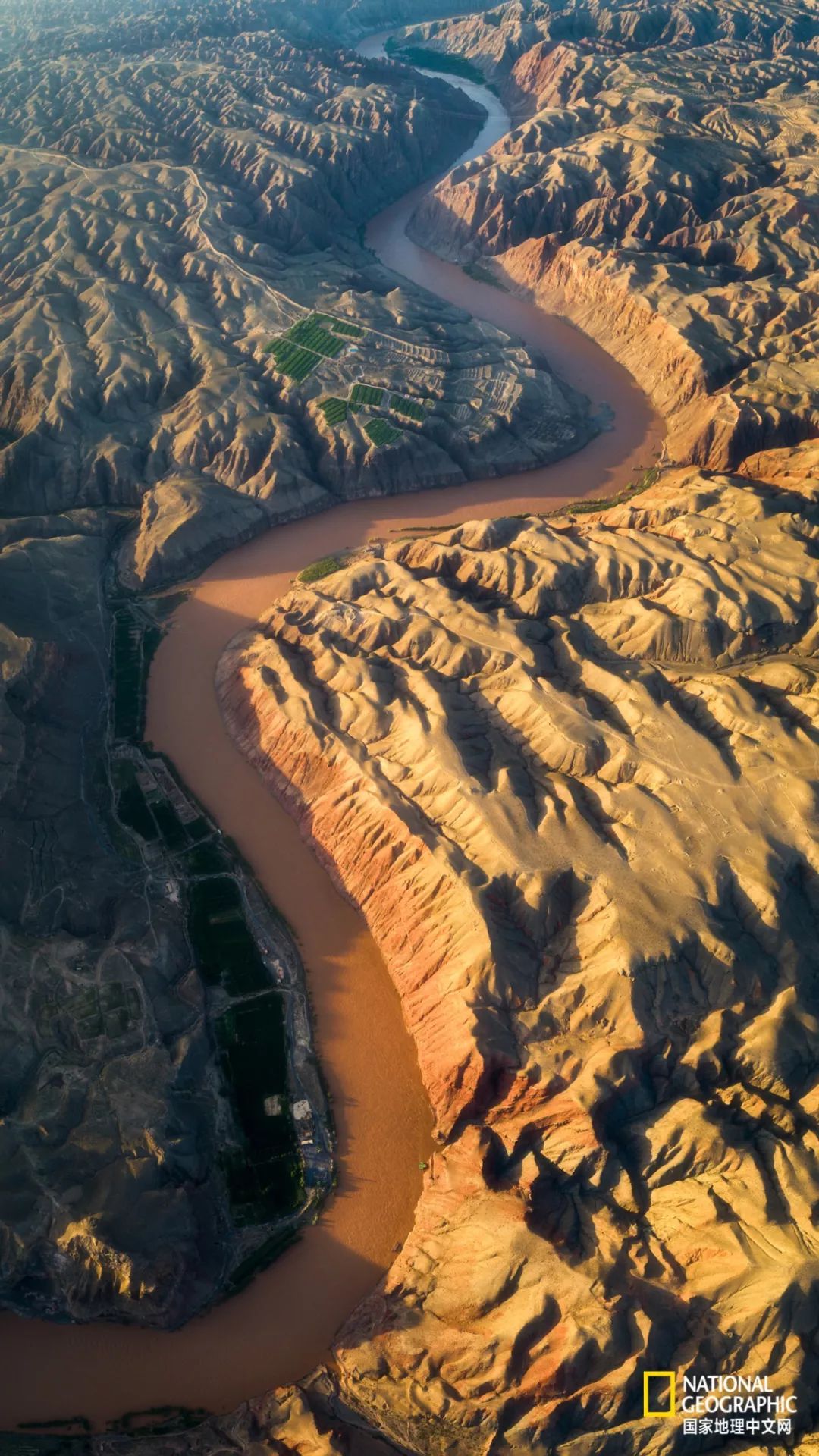黄河红山峡:红山峡流域是丝绸之路横跨黄河通向西域的古渡群地带,也是