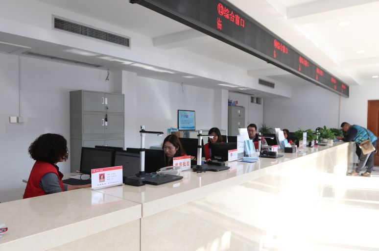 增设爱心专座,休息椅,手机加油站,自主服务台,饮水机,雨伞等便民设施