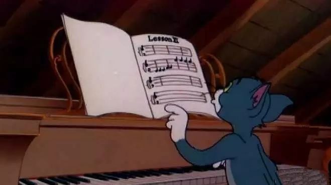 131984年,沈阳市沈河区,2岁的郎朗在家里看动画片《猫和老鼠》