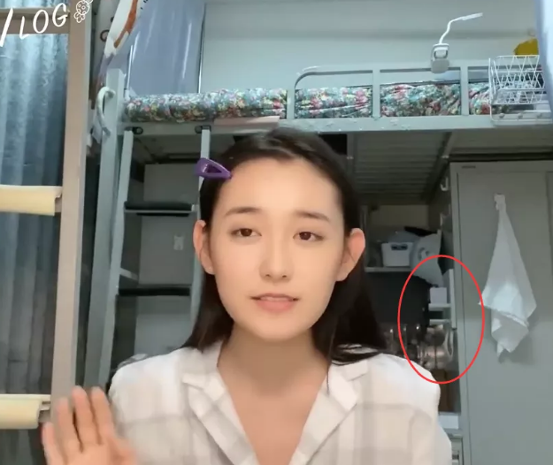 蒋依依中戏宿舍大公开,谁注意了她背后的衣柜?女明星也不容易!