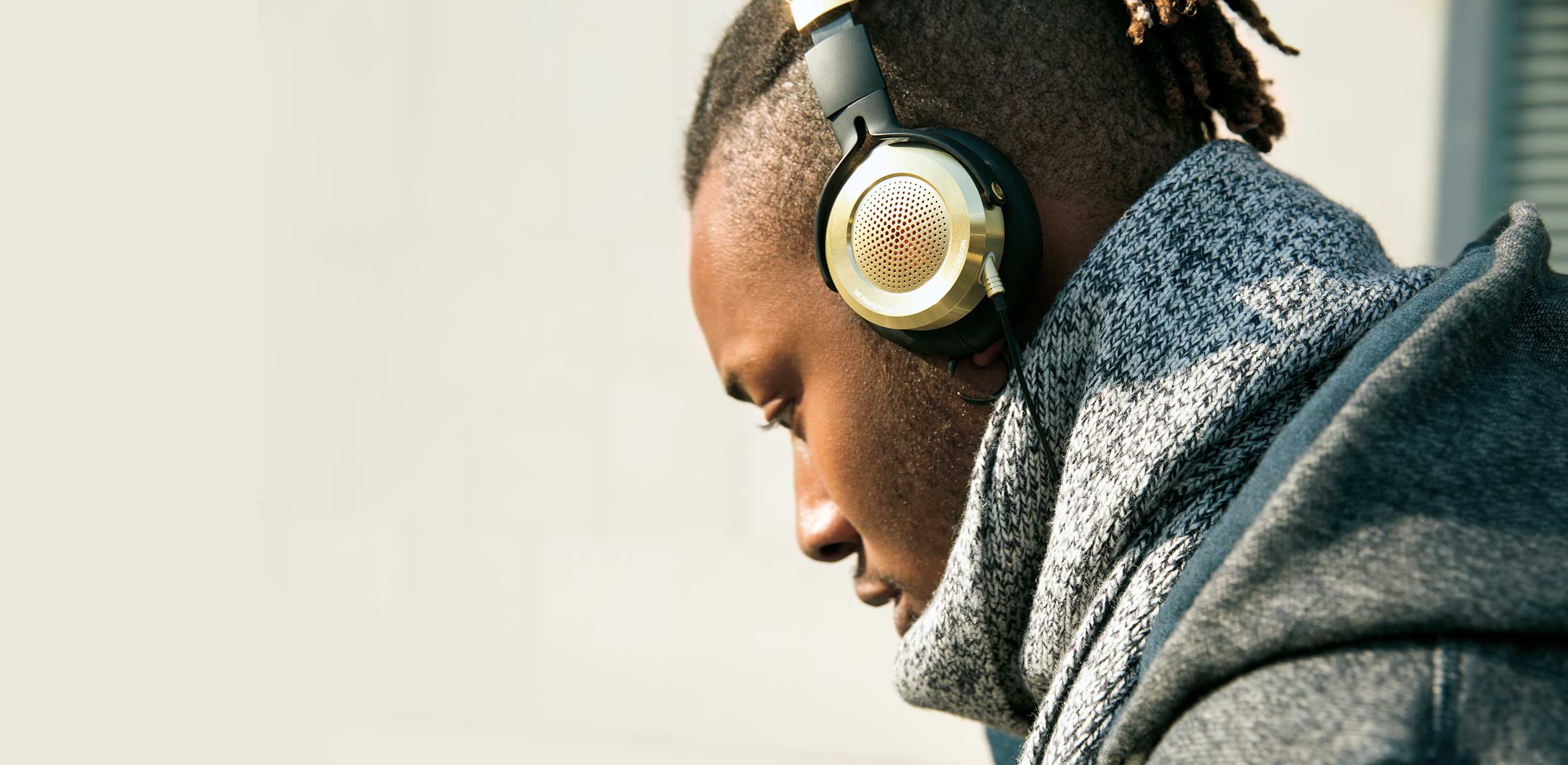 22岁大学生戴耳机跑步险被撞飞人在户外你要注意的3种危险情形