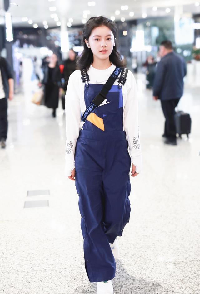 ▼除了以上的穿搭方式外,赵今麦的西装搭配也很有借鉴性.