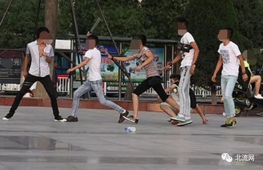 太狂了北流两伙初中生大街上持西瓜刀追砍致人重伤