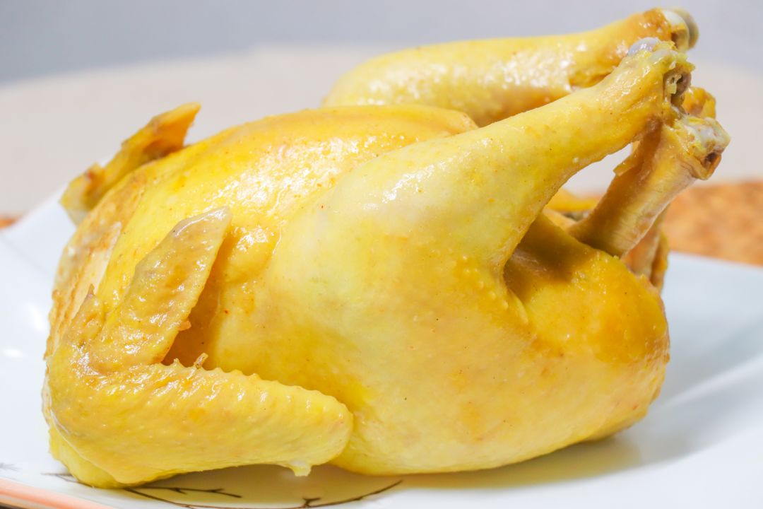 古早味水晶鸡,皮细肉嫩会爆汁蒸制的时间也有严格的把控,多一分少一秒