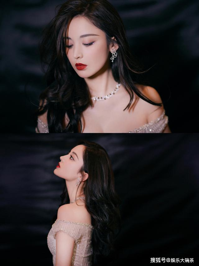 娜扎的颜真的让人服气,大波浪长发配一袭银色拖尾长裙,又仙又美