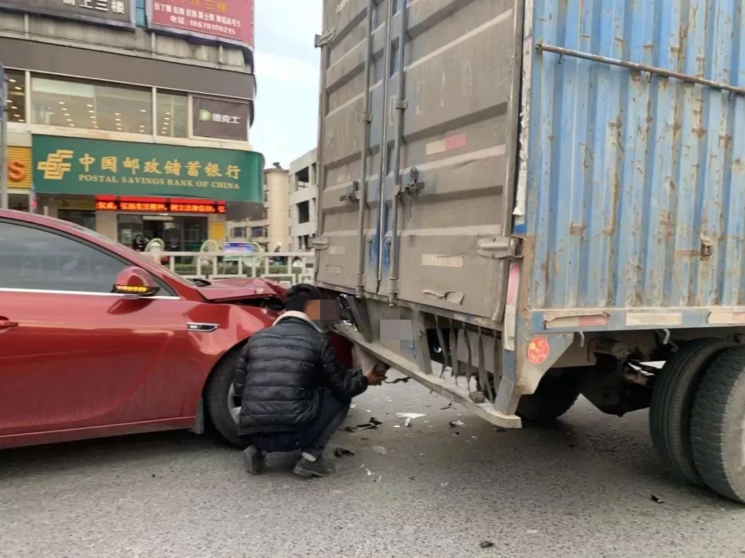 【视频】今天下午贵溪信江南路发生一起交通事故!