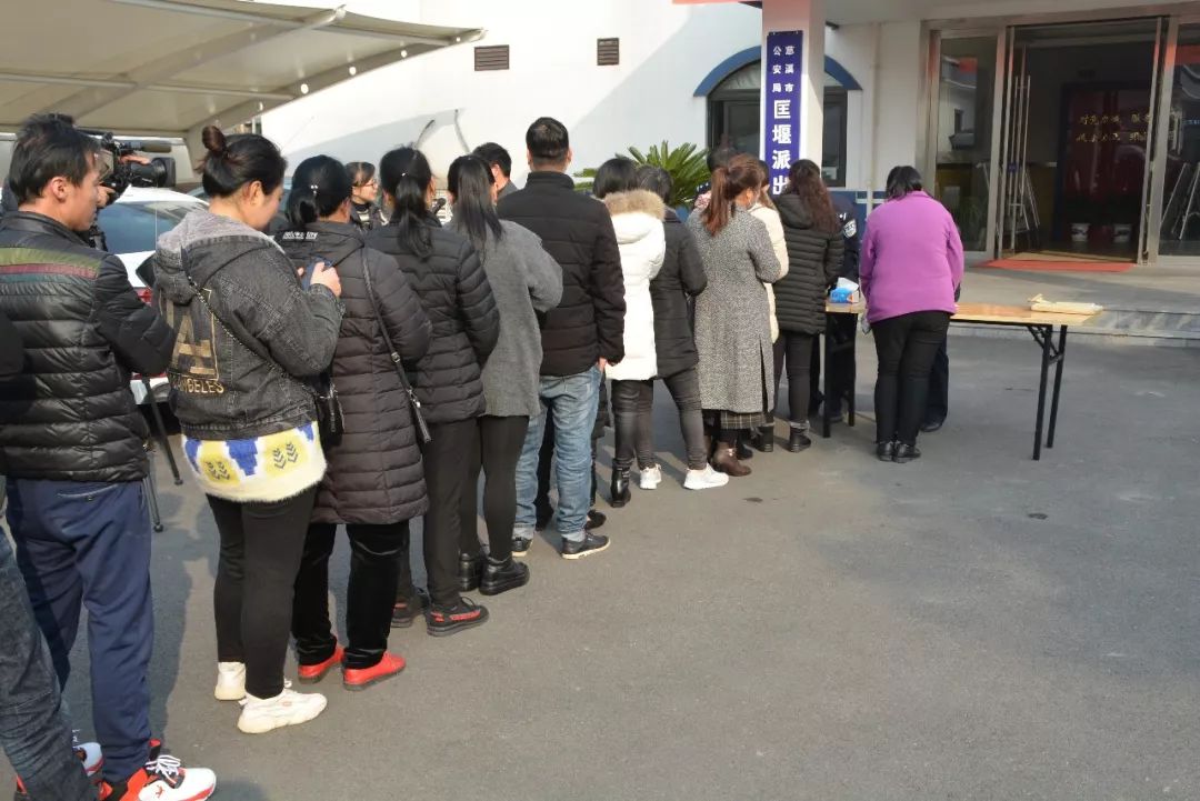 抓到这老板了慈溪一派出所排起了长队