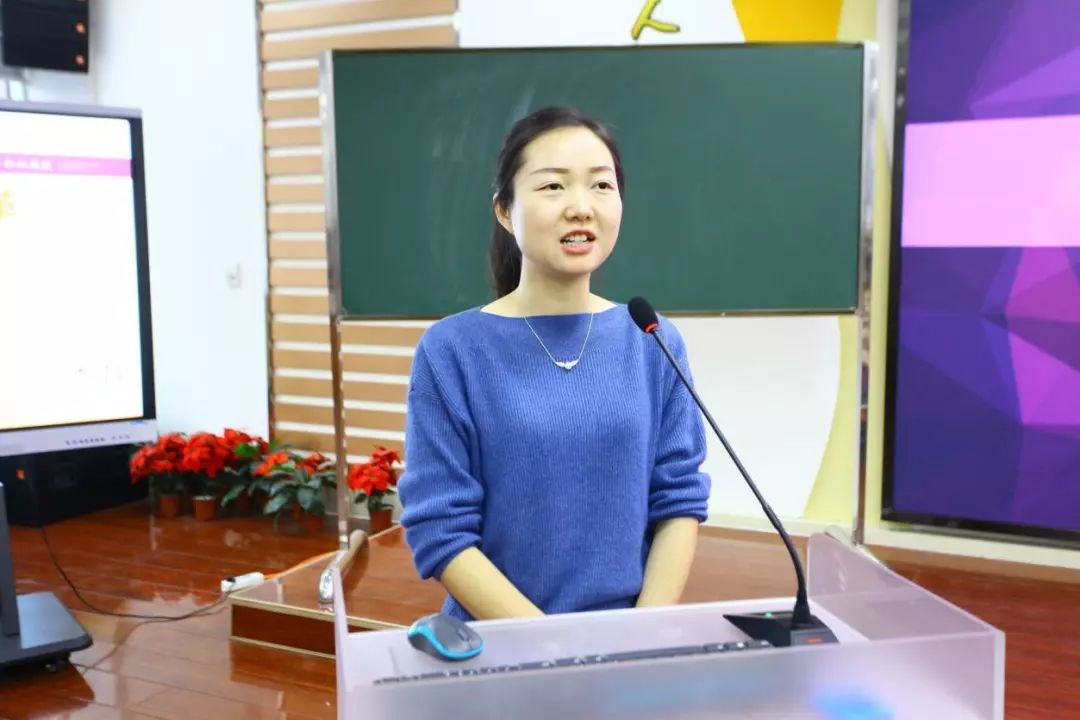 武侯区郑璐老师将小说《穷人》同改写自原著的诗歌《可怜的人们》进行