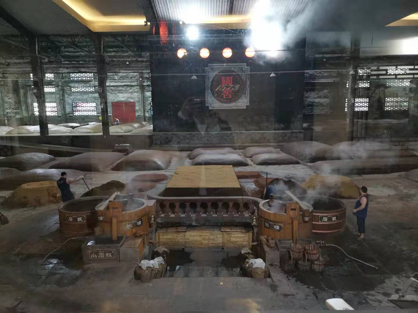 "国窖"正下方的4个小凸起的窖池,就是始建于1573年,用到如今tips:头图