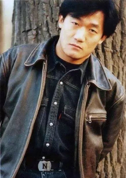 配黑色的休闲裤,头戴帽子,卖力的演唱他成名代表作《中华民谣》,台上