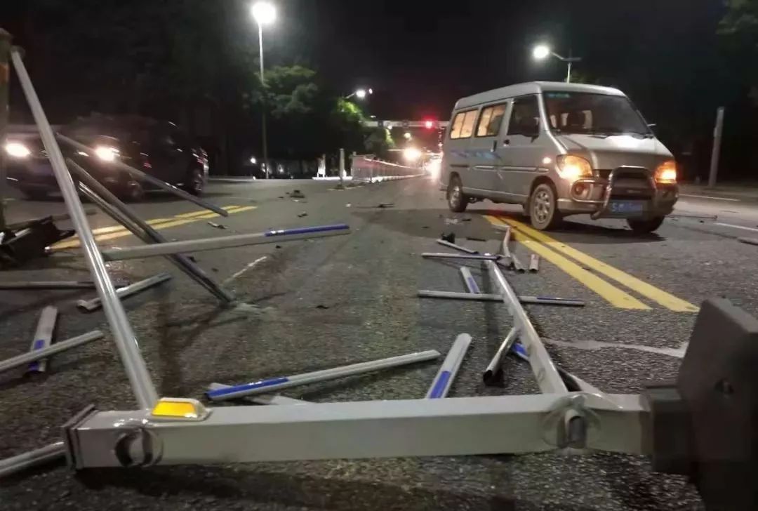 东莞潮汐车道再出车祸两车猛烈对撞一人惨被撞飞