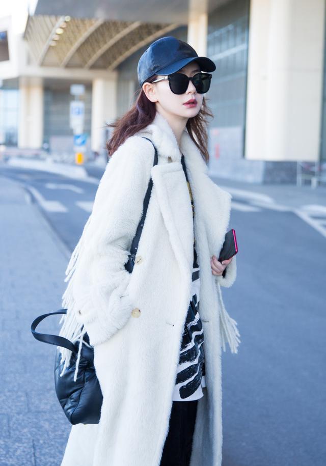 原创奚梦瑶的羊羔毛大衣,戚薇换成白色穿,女明星和超模就是不一样!